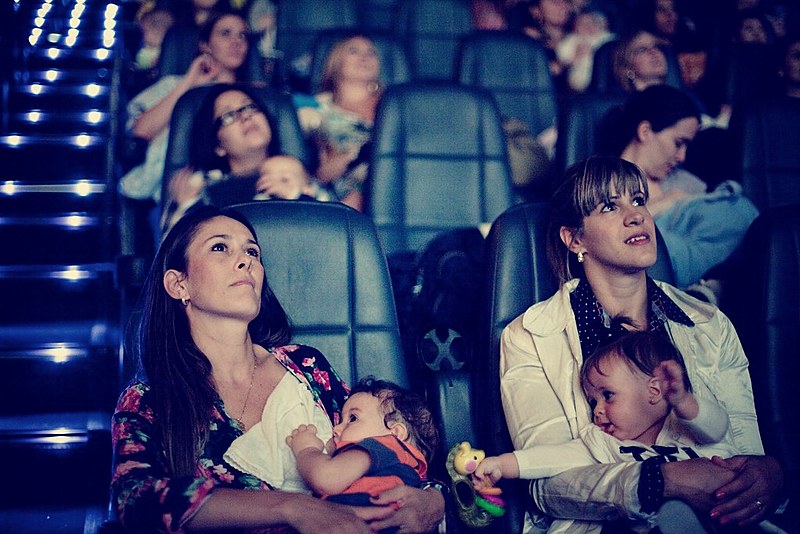Sessão de cinema destinada à mães com bebês recém-nascidos ganha mais espaço nas cidades brasileiras