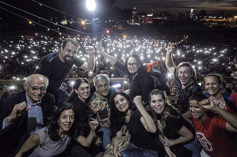 Caetano Veloso, Sônia Braga, Criolo, Emicida, Letícia Sabatela e Marina Person participaram do ato; sem-teto realizam marcha nesta terça