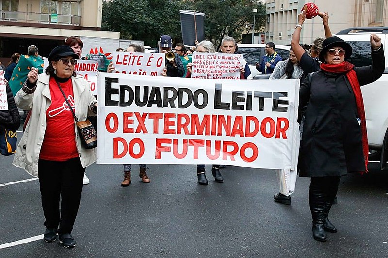 Servidores estaduais protestaram no Dia do Professor contra a reforma proposta pelo governador gaúcho