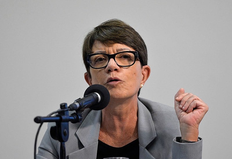 Teto dos gastos "sacrifica os mais pobres sem alterar a estrutura tributária brasileira que favorece os super-ricos", diz Duprat