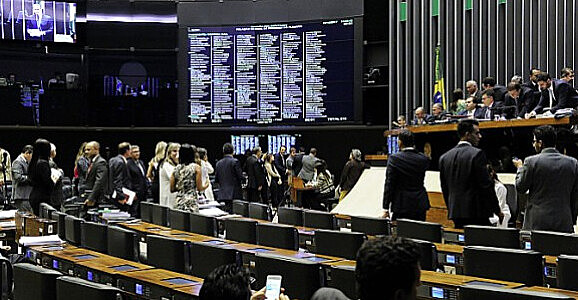 Plenário esvaziado levou ao adiamento da votação