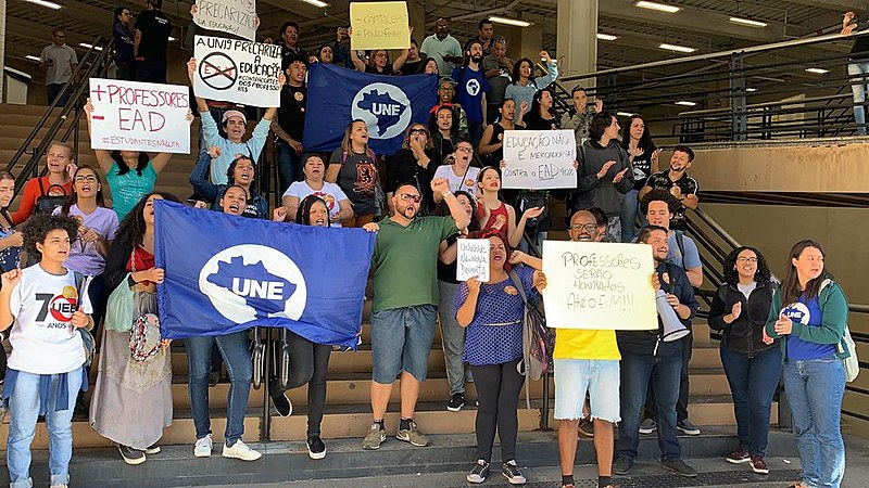 Estudantes reunidos em frente a sede da Uninove na Barra Funda