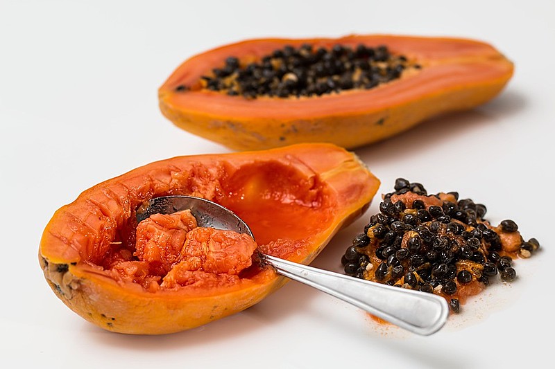 O mamão é uma das frutas com maior disponibilidade no verão e com muitas propriedades benéficas