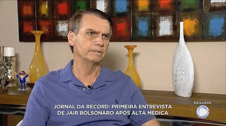 Bolsonaro teve 25 minutos para falar da campanha e atacar adversários; igreja e partido ligados à emissora declararam apoio a Bolsonaro