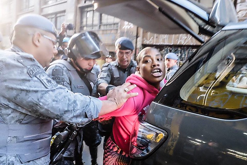 Manifestantes sendo detidas na região central de São Paulo pela Polícia Militar
