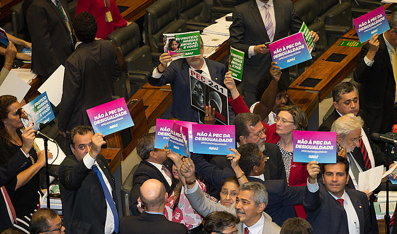 A Câmara dos Deputados aprovou no dia 25 de outubro, em segundo turno, a Proposta de Emenda à Constituição 241, que congela os gastos públicos por 20 anos