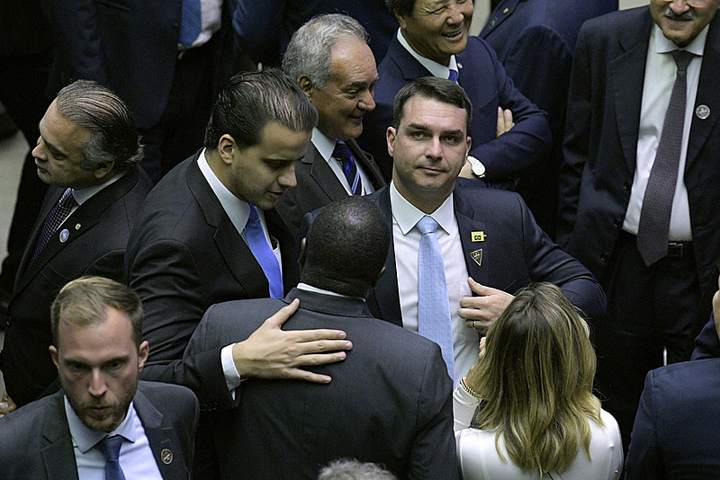Flávio Bolsonaro (centro, dir.) leva adiante projeto que pode beneficiar milícias e especuladores