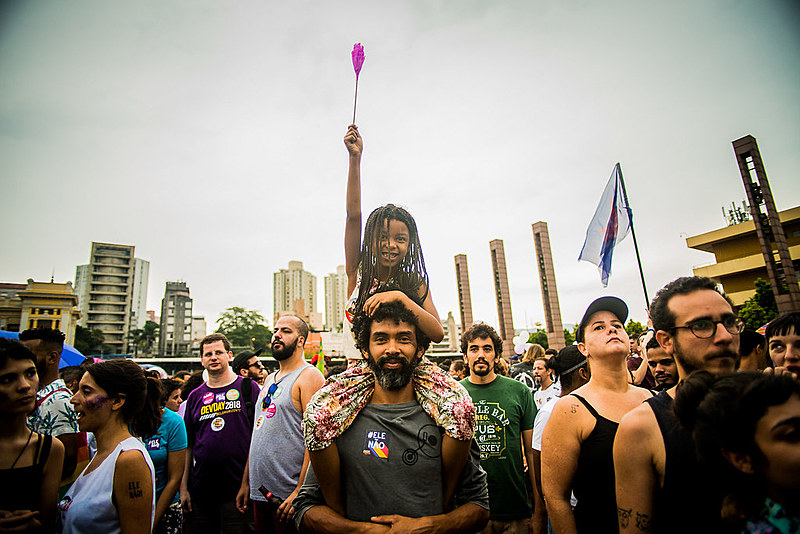 "Caminhamos um dia mais. Porque logo ali, atrás daquela montanha que se ergue diante de nós, além do 28 de outubro, lá está a nova mulher"