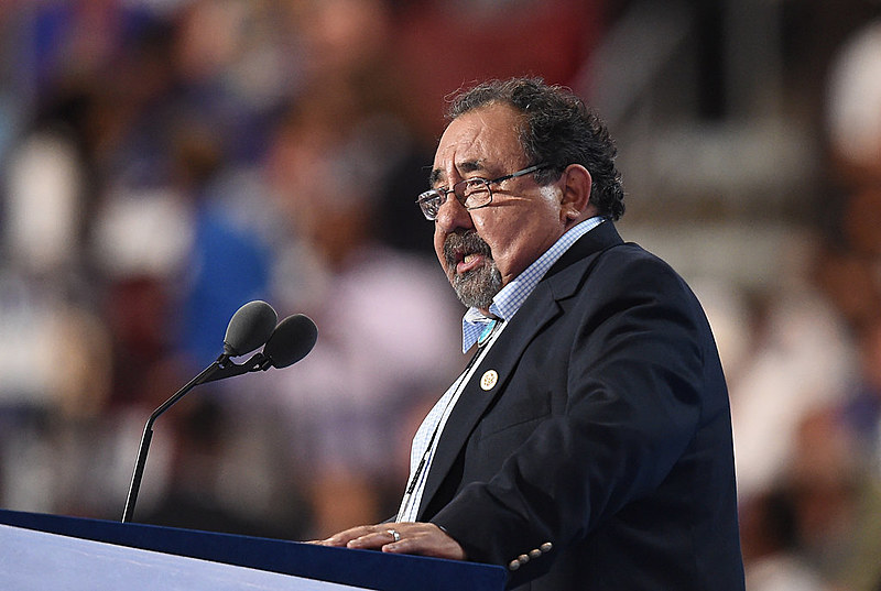 O deputado democrata Raúl Grijalva é o autor da resolução assinada por mais 14 congressistas