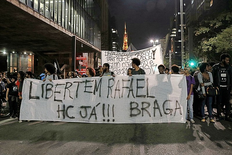 Manifestantes em apoio a Rafael Braga saem da Paulista e caminham até a Praça Roosevelt, em São Paulo, pressionando o judiciário