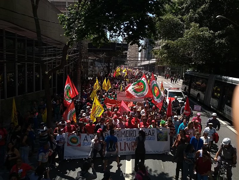 Militantes percorrem a Avenida Brigadeiro Luís Antônio, na cidade de São Paulo, em direção ao Parque do Ibirapuera