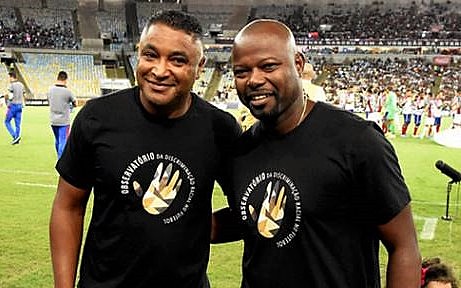 Antes do jogo, Roger e Marcão (técnico do Fluminense) posam com a camisa do Observatório da Discriminação Racial no Futebol