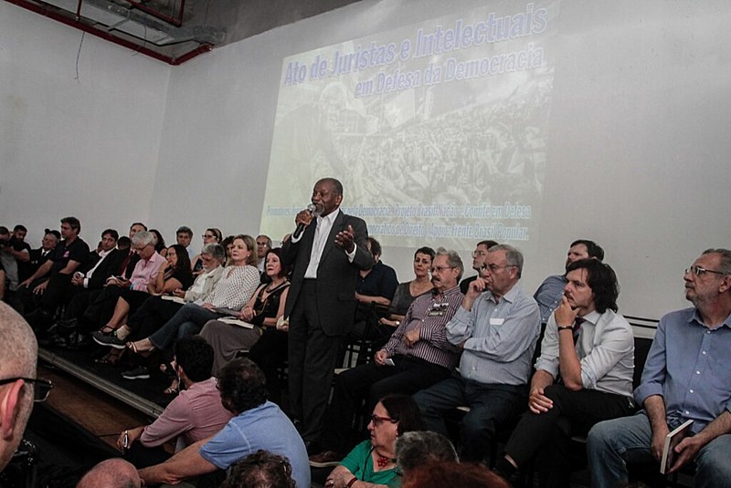 Juristas questionam arbitrariedades da Operação Lava Jato em ato em Porto Alegre