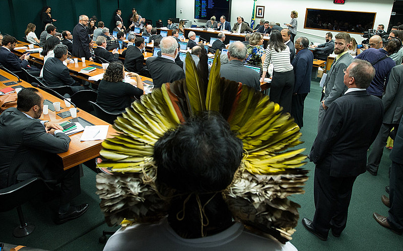 Indígena observa reunião votação do relatório da CPI da Funai e Incra