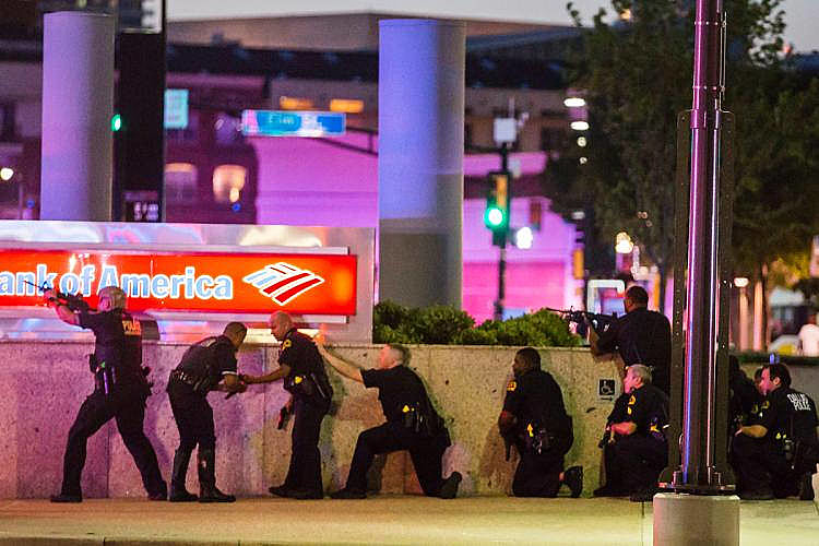 Policiais atuam em área onde cinco agentes foram mortos por atiradores durante manifestação em Dallas, no Texas