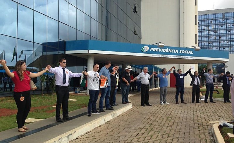 Representantes do movimento nacional A Previdência é nossa! Pelo Direito de se Aposentar! fazem um abraçaço em frente ao ministério
