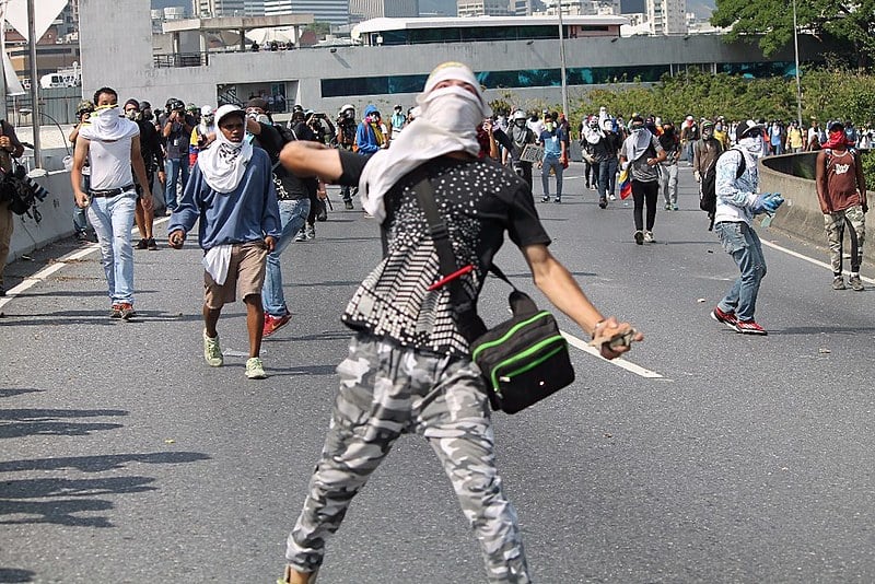 É recorrente a violência em protestos convocados pela oposição venezuelana