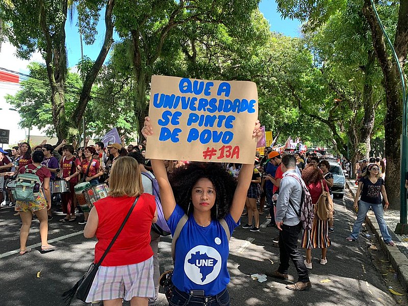 Mais de 150 cidades tem protestos confirmados nesta terça-feira (13) em defesa da educação e contra os cortes do governo Bolsonaro