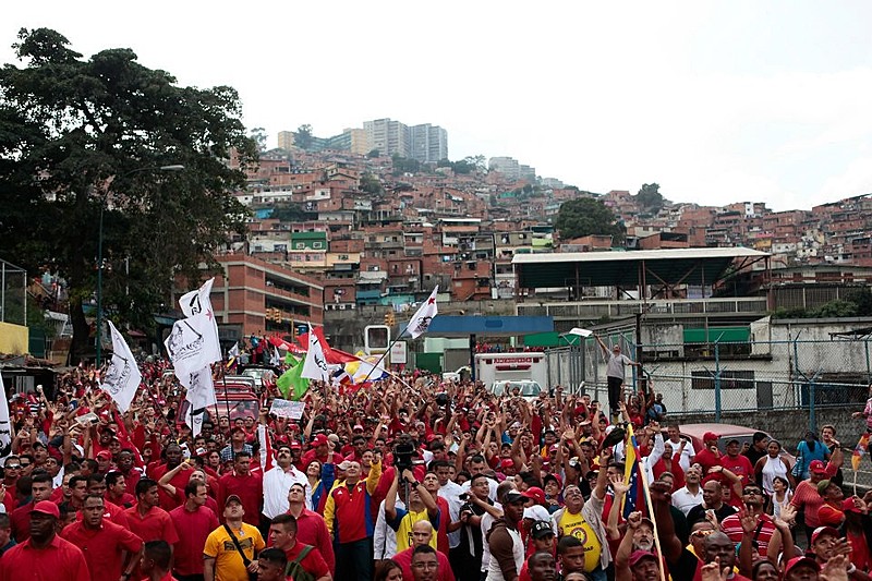 Bairros populares de maioria chavista são alvo de ataques de grupos opositores, denuncia jornalista brasileira radicada em Caracas