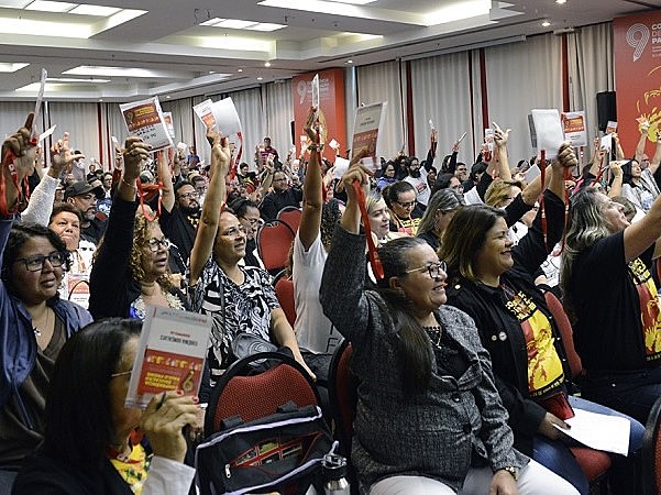 Plenária da Confederação Nacional dos Trabalhadores em Educação, em Curitiba