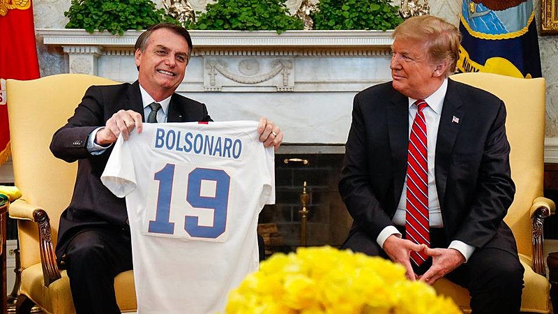 "Bolsonaro tenta transmitir a imagem de um patriota, mas, desde que assumiu o governo, bate continência para a bandeira americana"