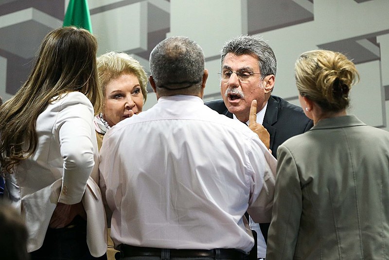 Senadores de oposição discutem acordo com o senador Romero Jucá durante reunião da Comissão no último dia 8; leitura foi adiada para hoje