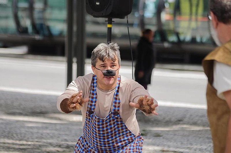 O público infantil pode assistir diversas peças gratuitas e outras realizadas na rua, como “A Bruxa e o Lobo”