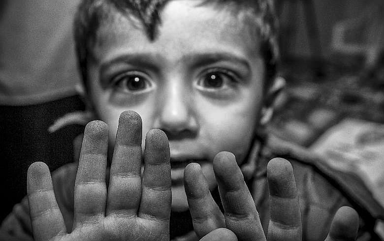 A fotógrafa brasileira captou as expressões de adolescentes e crianças em campos de refugiados