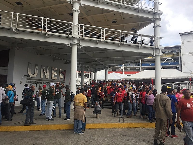 Entrada da UNES, onde cerca de 2500 pessoas se reúnem para debater propostas dos movimentos sociais para a Revolução Bolivariana