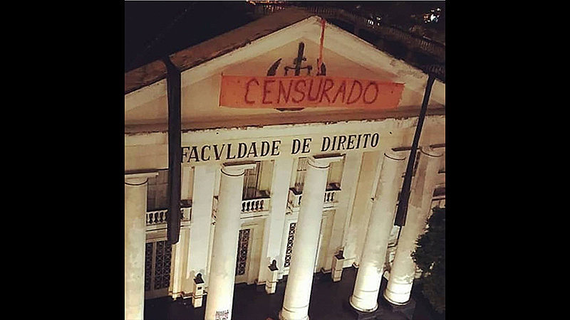 Em protesto contra a ação do TRE, estudantes de Direito da UFF exibem nova faixa na frente da universidade