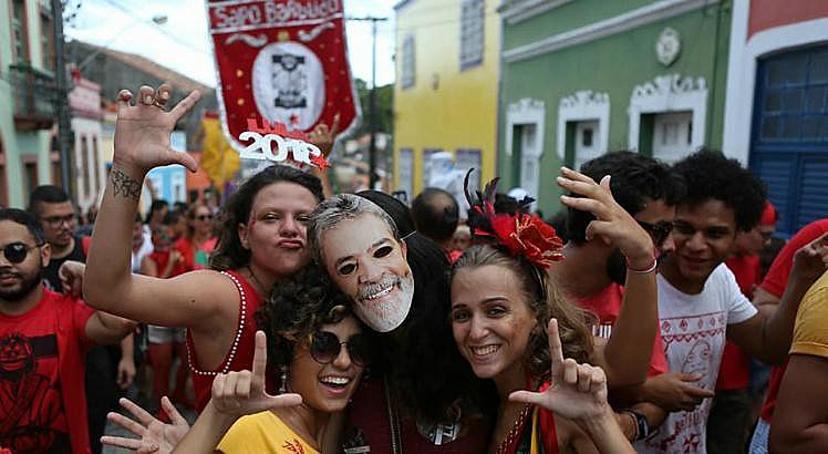 A prévia carnavalesca é organizada pelas Secretarias e Setoriais do PT-PE