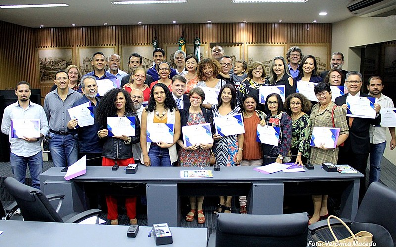 Dentre os presentes, estavam líderes sindicais, professores, membros de movimentos sociais organizados, políticos e gestores