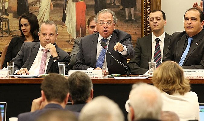 Ministro Paulo Guedes (centro), da Economia, tornou-se símbolo da agenda de retrocessos na economia do país