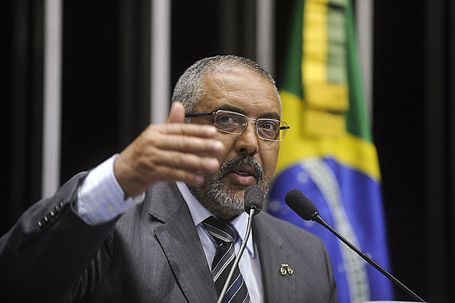 O senador Paulo Paim (PT-RS) apresentou relatório da bancada petista contra a reforma: "Não podemos compactuar com sacrifício de direitos"