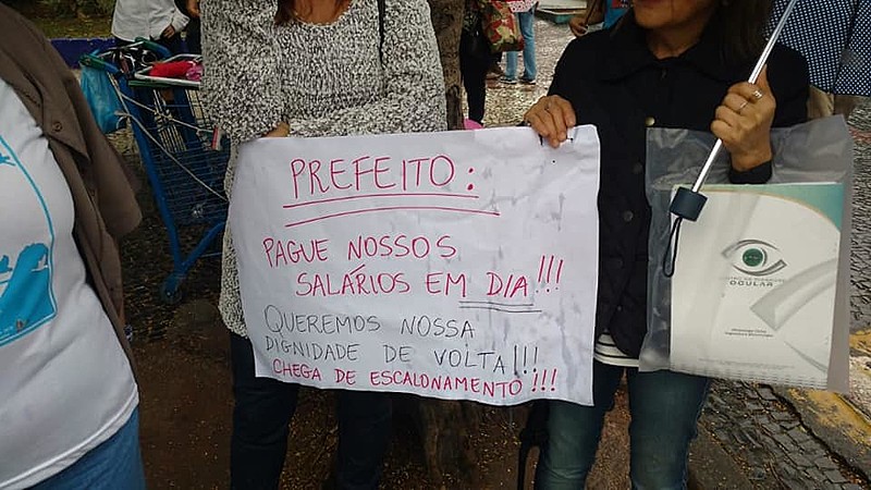 Profissionais da educação durante ato realizado em agosto no município de Duque de Caxias (RJ)