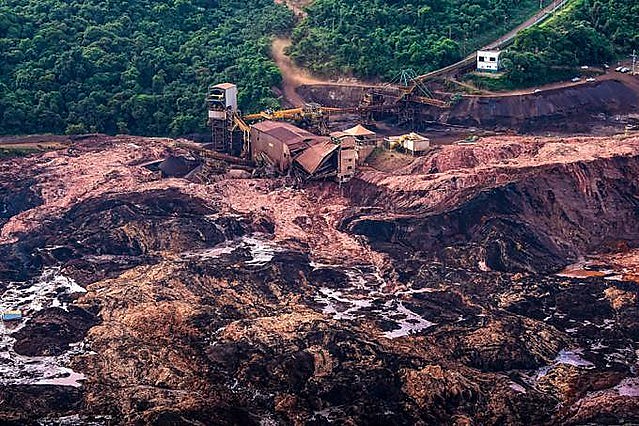 O rompimento de uma barragem da Vale em Brumadinho causou a destruição da área administrativa da empresa, casas e comércios.