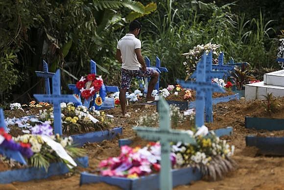 Quadra 34 do Cemitério Parque Tarumã, onde estão enterrados os detentos mortos na rebelião do Complexo Penitenciário Anísio Jobim