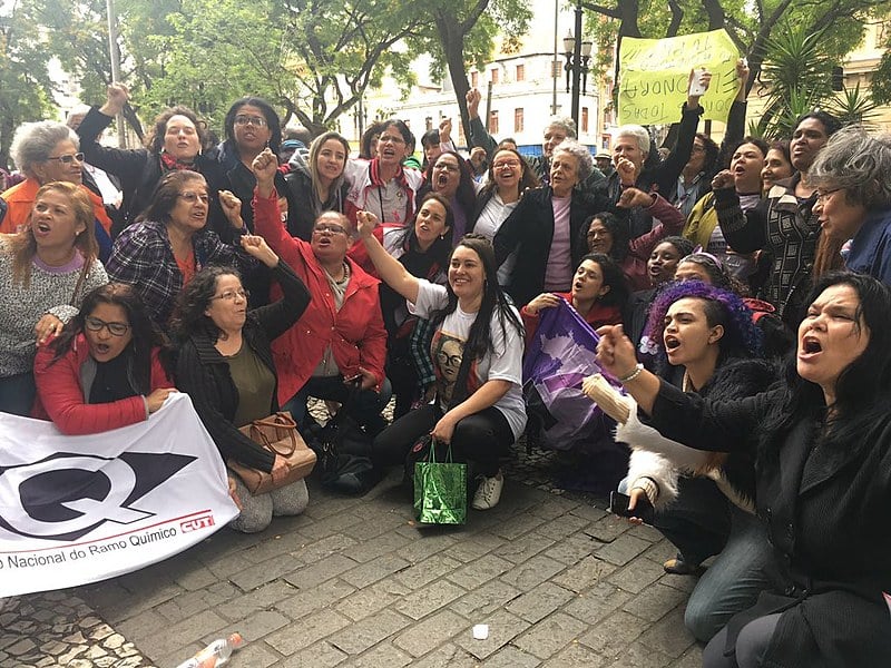 Dezenas de mulheres protestaram em frente ao Fórum João Mendes Junior, em defesa da ex-Ministra Eleonora Menicucci