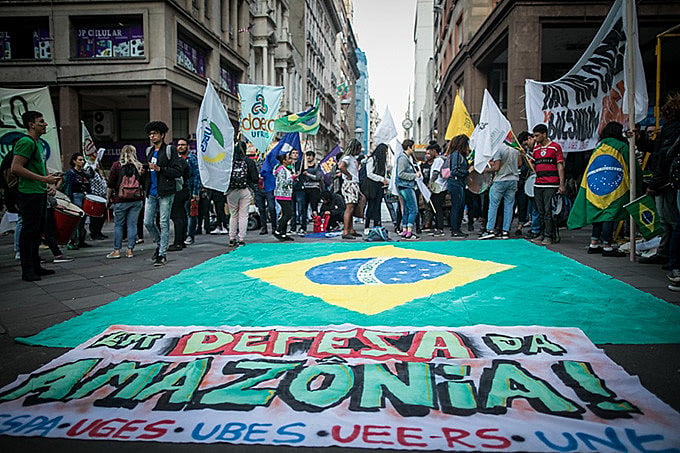 Estudantes protestam em Porto Alegre contra os cortes na educação e em defesa da Amazônia