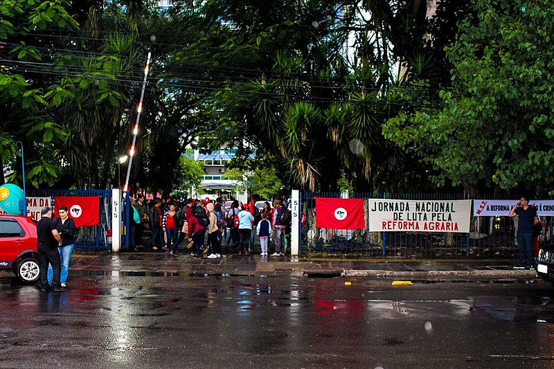 Trabalhadores sem-terra protestam na capital gaúcha "contra a paralisia" do Incra no estado