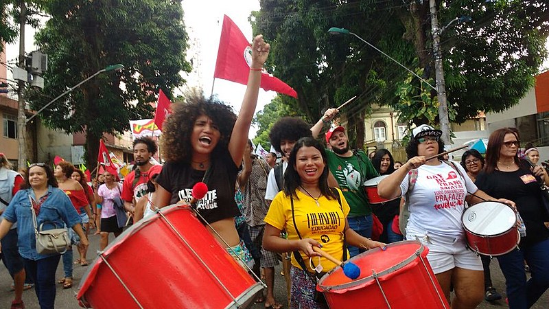 Caminhada de movimento de mulheres, dirigentes sindicais, coletivos da juventude cidade direção ao mercado de São Brás, em Belém
