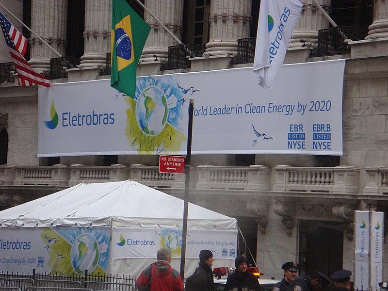 Faixa em frente à bolsa de valores de Nova Iorque exalta Eletrobras como lider mundial em energia limpa