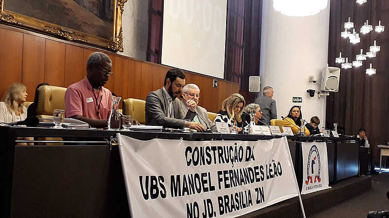Daniel Simões, chefe de gabinete da SMS, respondeu a questionamentos, mas se irritou com reclamações