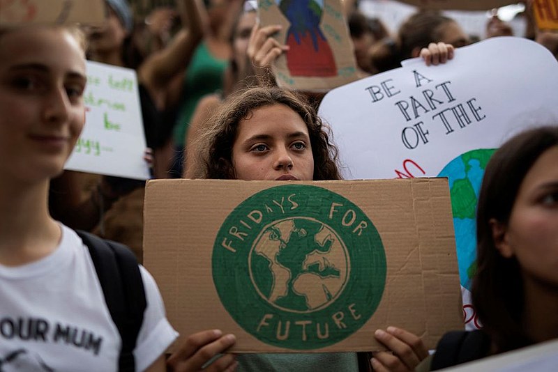 Milhares de manifestantes foram às ruas protestar contra mudanças climáticas e a favor de políticas públicas para o meio ambiente.