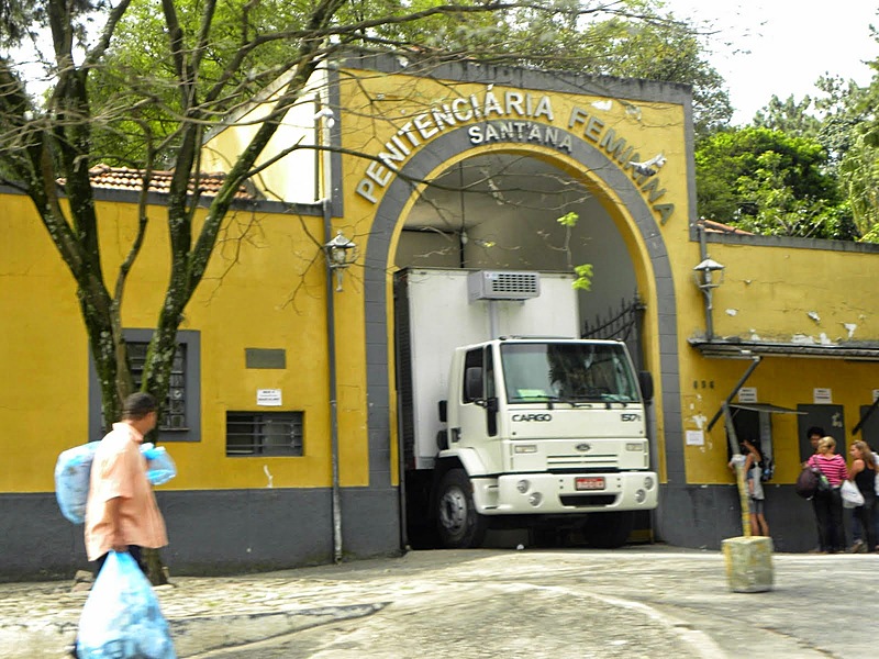 Presas também denunciam restrição ao uso de água e condições sub-humanas de alimentação