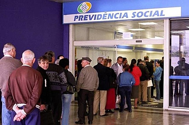 A reforma muda a idade de aposentadoria compulsória, atualmente em 70 anos, mas que deve subir para 75