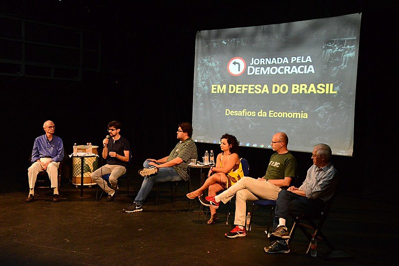 Ignácio Zurita, Guilherme Mello, Juliane Furno, Giorgio Romano e Nelson Machado presentes no debate