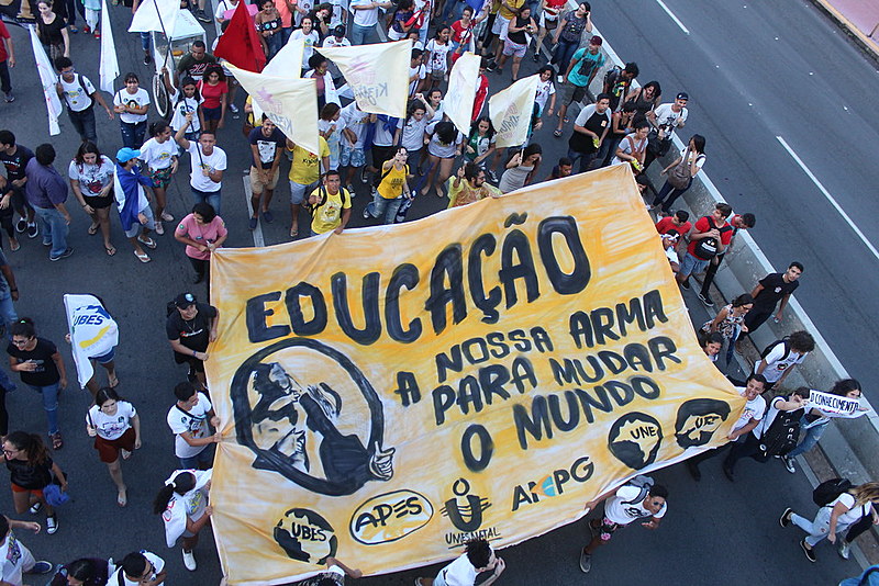 Ato político cultural é realizado em defesa da educação, meio ambiente e outros direitos