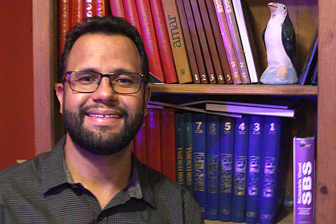 Além de pastor, Henrique é professor, cientista social, historiador, teólogo e ator