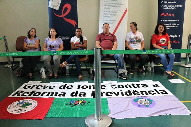 Greve de fome em Brasilia reúne membros do Movimento dos Pequenos Agricultores (MPA) e do Movimento de Mulheres Camponesas (MMC)